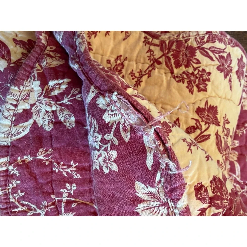 King quilt. Reversible Toile Cabbage roses